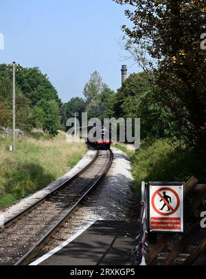 Die L&Y-Baureihe 25 0-6-0 2F Nr. 52044 kommt am Bahnhof Haworth der Keighley & Worth Valley Railway an. Stockfoto