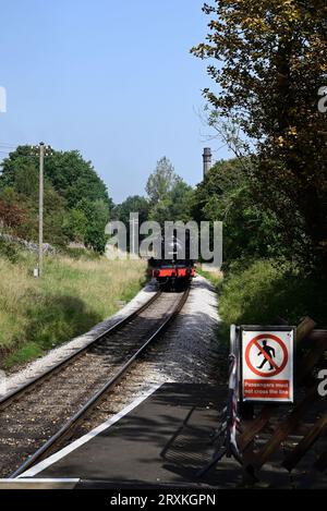 Die L&Y-Baureihe 25 0-6-0 2F Nr. 52044 kommt am Bahnhof Haworth der Keighley & Worth Valley Railway an. Stockfoto