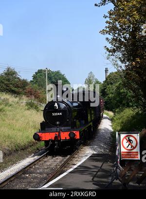 Die L&Y-Baureihe 25 0-6-0 2F Nr. 52044 kommt am Bahnhof Haworth der Keighley & Worth Valley Railway an. Stockfoto