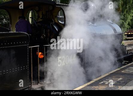 Dampf aus der L&Y-Baureihe 25 0-6-0 2F Nr. 52044, die auf die Abfahrt von Keighley Station mit der Keighley & Worth Valley Railway wartet. Stockfoto