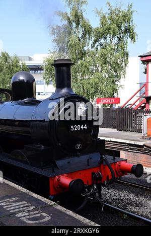 Die L&Y-Baureihe 25 0-6-0 2F Nr. 52044 wartet auf die Abfahrt vom Bahnhof Keighley an der Keighley & Worth Valley Railway. Stockfoto