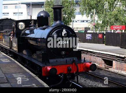 Die L&Y-Baureihe 25 0-6-0 2F Nr. 52044 wartet auf die Abfahrt vom Bahnhof Keighley an der Keighley & Worth Valley Railway. Stockfoto