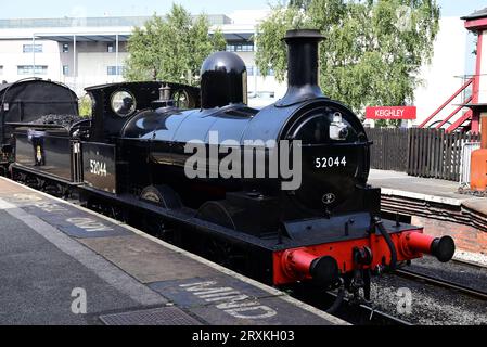 Die L&Y-Baureihe 25 0-6-0 2F Nr. 52044 wartet auf die Abfahrt vom Bahnhof Keighley an der Keighley & Worth Valley Railway. Stockfoto