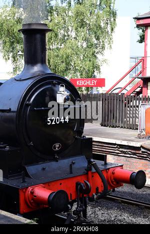 Die L&Y-Baureihe 25 0-6-0 2F Nr. 52044 wartet auf die Abfahrt vom Bahnhof Keighley an der Keighley & Worth Valley Railway. Stockfoto
