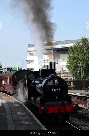 Die L&Y-Baureihe 25 0-6-0 2F Nr. 52044 wartet auf die Abfahrt vom Bahnhof Keighley an der Keighley & Worth Valley Railway. Stockfoto