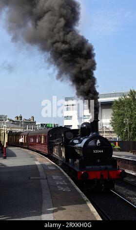 Die L&Y-Baureihe 25 0-6-0 2F Nr. 52044 wartet auf die Abfahrt vom Bahnhof Keighley an der Keighley & Worth Valley Railway. Stockfoto