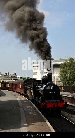 Die L&Y-Baureihe 25 0-6-0 2F Nr. 52044 wartet auf die Abfahrt vom Bahnhof Keighley an der Keighley & Worth Valley Railway. Stockfoto