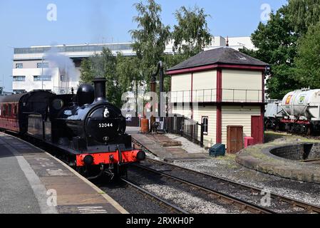 Die L&Y-Baureihe 25 0-6-0 2F Nr. 52044 wartet auf die Abfahrt vom Bahnhof Keighley an der Keighley & Worth Valley Railway. Stockfoto