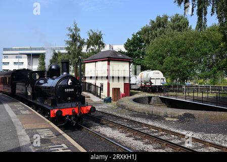 Die L&Y-Baureihe 25 0-6-0 2F Nr. 52044 wartet auf die Abfahrt vom Bahnhof Keighley an der Keighley & Worth Valley Railway. Stockfoto