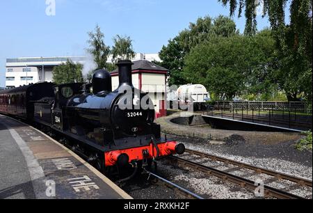 Die L&Y-Baureihe 25 0-6-0 2F Nr. 52044 wartet auf die Abfahrt vom Bahnhof Keighley an der Keighley & Worth Valley Railway. Stockfoto
