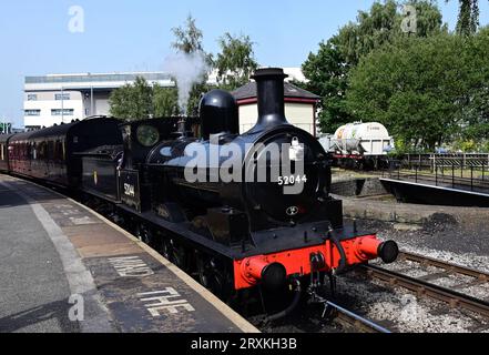 Die L&Y-Baureihe 25 0-6-0 2F Nr. 52044 wartet auf die Abfahrt vom Bahnhof Keighley an der Keighley & Worth Valley Railway. Stockfoto