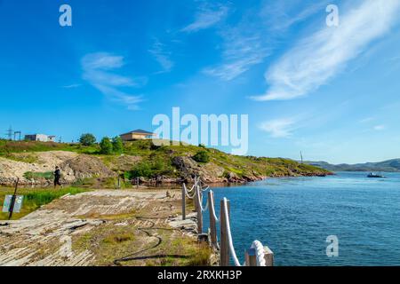 Friedhof der verlorenen Schiffe in der kleinen Fischerstadt Teriberka. Küste der Barentssee. Teriberka, Region Murmansk, Russland - 19. Juli 2023. Stockfoto