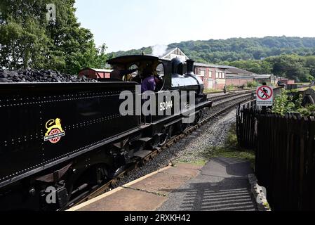 Die L&Y-Baureihe 25 0-6-0 2F-Lokomotive Nr. 52044 fährt von der Keighley Station der Keighley & Worth Valley Railway ab. Stockfoto