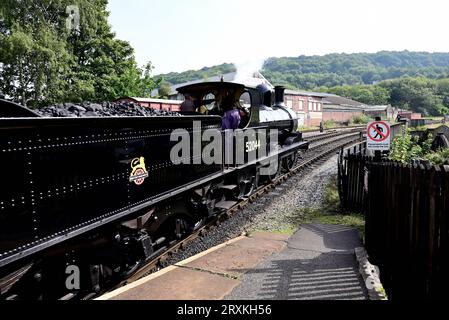 Die L&Y-Baureihe 25 0-6-0 2F-Lokomotive Nr. 52044 fährt von der Keighley Station der Keighley & Worth Valley Railway ab. Stockfoto