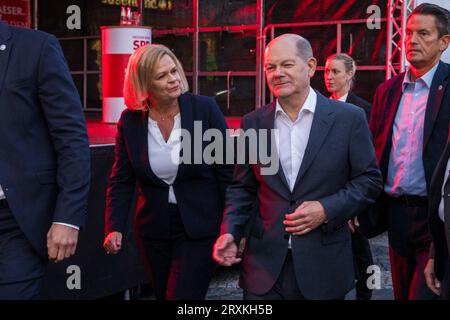 SPD-Wahlkampfveranstaltung mit Bundesinnenministerin Nancy Faeser und Bundeskanzler Olaf Scholz zur Landtagswahl 2023 in Hessen, 23. September 2023, M Stockfoto