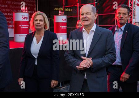 SPD-Wahlkampfveranstaltung mit Bundesinnenministerin Nancy Faeser und Bundeskanzler Olaf Scholz zur Landtagswahl 2023 in Hessen, 23. September 2023, M Stockfoto