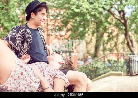 Teenager in der Freund Runde im Park liegend Stockfoto