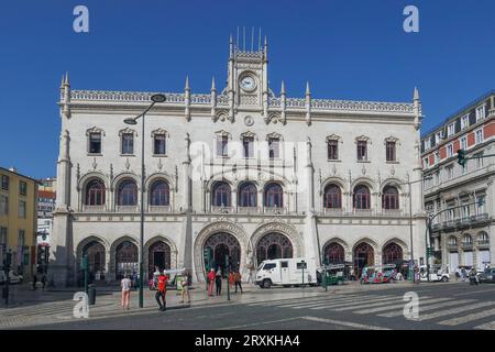 Portugal, Lissabon, Eingang zum Bahnhof Rossio. Ein Bahnhof aus dem 19. Jahrhundert, der im Neo-manuelinischen Stil gebaut wurde und die Sintra-Linie bedient. Foto Stockfoto