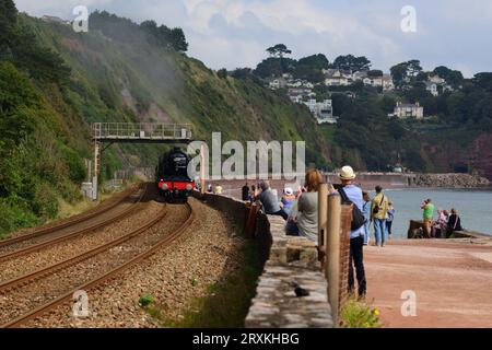 Die Leute auf der Ufermauer beobachten die LMS-Lokomotive Nr. 46100 Royal Scot, die Sprey Point in Teignmouth mit dem englischen Riviera Express passiert. Stockfoto