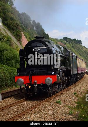 LMS Royal Scot Klasse 46100 Royal Scot vorbei an Sprey Point in Teignmouth mit dem englischen Riviera Express nach Kingswear. Stockfoto