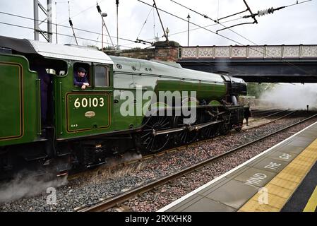 Die berühmte Dampflokomotive der Klasse A3 Nr. 60103 Flying Scotsman wartet am Bahnhof Carlisle Citadel, nachdem sie die Waverley-Bahnfahrt von York aus genommen hat. Stockfoto