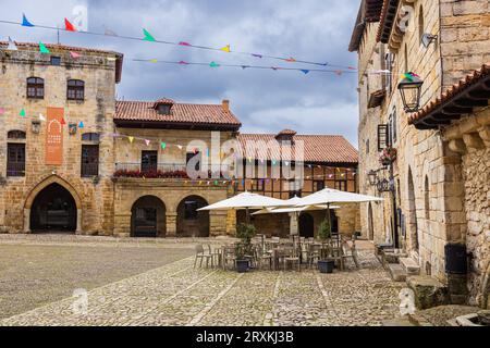 Blick auf Plaza Mayor mit seinen ländlichen alten Häusern, mittelalterliches Zentrum der Stadt. Santillana del Mar, Cantabria, Spanien. Stockfoto