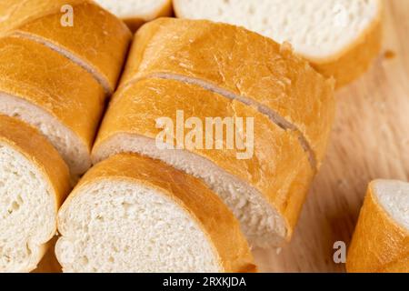 Weiches französisches Baguette aus Weizenmehl, frisch geschnittenes Baguette für die Zubereitung von Snacks Stockfoto