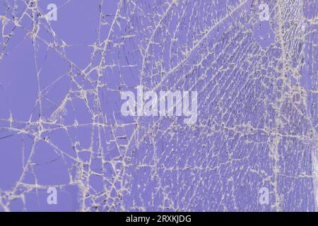 Verschmutztes Glas, das in eine große Anzahl von Teilen zerbrochen ist, ein Stück Glas mit vielen Rissen und gebrochenen Teilen Stockfoto