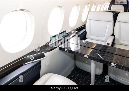 Bequeme Stühle in einem modernen Business-Jet-Flugzeug Stockfoto