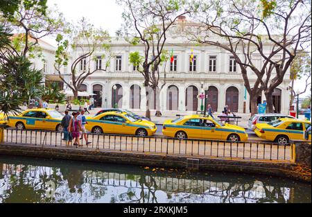 Funchal, Portugal - 14. Juni 2013: Row of Yellow Taxi Cabs in der Nähe von Jardim Municipal in Funchal, Hauptstadt der Insel Madeira, Portugal Stockfoto