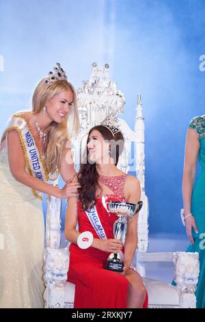 Carina Tyrell Cambridge, eine Studentin der Medial Studentin, gewinnt Miss England 2014 und posiert mit der ehemaligen Miss England Kirsty Heslewood Stockfoto