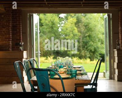 Esstisch für eine Mahlzeit auf einer offenen Terrasse. Stockfoto