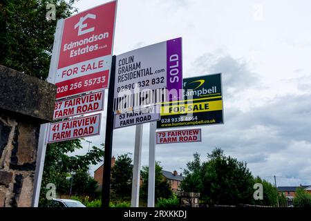 Verkauf oder Verkauf von Eigentumswohnungen in Ballyclare, Nordirland Stockfoto