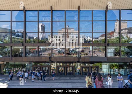 Mendebrunnen und Leipziger Oper spiegeln sich in der Fassade des Gewandhauses am Augustusplatz, Leipzig, Sachsen, Deutschland | Mendebrunnen Fontain Stockfoto