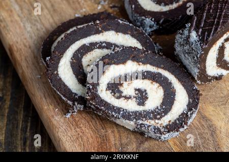 Aus zwei Schichten Kuchen, Schokoladenkuchen mit Schokoladenschwamm und Cremefüllung Stockfoto