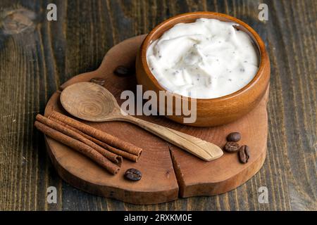 Joghurt aus Sahne mit Schokoladenstücken und Krümeln, hausgemachter Joghurt aus Milchprodukten mit Milchschokolade Stockfoto