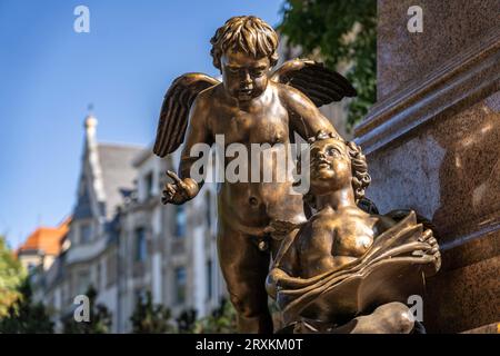 Bronzener Engel am Mendelssohn-Denkmal in Leipzig, Sachsen, Deutschland | Bronzenengel des Mendelssohn-Denkmals in Leipzig, Sachsen, Deutschland Stockfoto