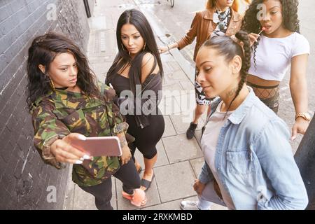 Junge Frau von selfie mit Freunden Stockfoto