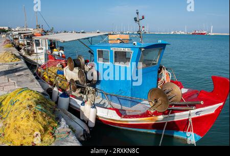 Traditionelle griechische Holzfischboote am Hafen oder Hafen in zante oder zakynthos in griechenland. Stockfoto