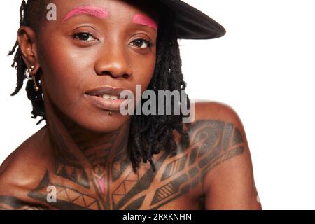 Porträt der jungen Frau mit Tattoos Stockfoto