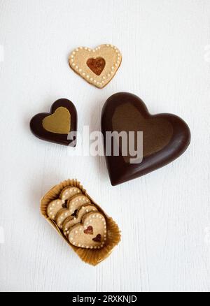 Herzförmige Schokolade und Plätzchen Stockfoto