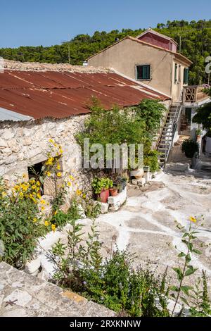 Typisch griechisches Bauernhaus auf der griechischen Insel zakynthos mit Zinndach und alten verwitterten Scheunen und Gebäuden. Stockfoto