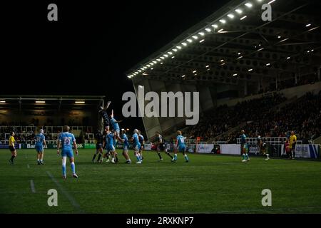 Newcastle, Großbritannien. Juni 2023. Sebastian de Chaves von Newcastle Falcons springt am Freitag, den 22. September 2023, vor der Westtribüne um den Ball während des Premiership Cup-Spiels zwischen Newcastle Falcons und Sale Sharks im Kingston Park, Newcastle. (Foto von Chris Lishman/MI News/NurPhoto) Credit: NurPhoto SRL/Alamy Live News Stockfoto