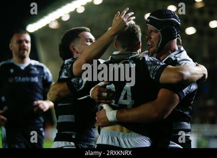 Newcastle, Großbritannien. Juni 2023. Sebastian de Chaves von Newcastle Falcons gratuliert Adam Radwan während des Premiership Cup-Spiels zwischen Newcastle Falcons und Sale Sharks im Kingston Park, Newcastle am 22. September 2023. (Foto von Chris Lishman/MI News/NurPhoto) Credit: NurPhoto SRL/Alamy Live News Stockfoto