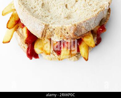 Sandwich mit Pommes Frites und Ketchup Stockfoto