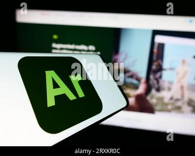 Mobiltelefon mit Logo der Augmented Reality-Software Adobe Aero auf dem Bildschirm vor der Website des Unternehmens. Konzentrieren Sie sich auf die Mitte der Telefonanzeige. Stockfoto
