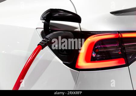 Tesla Model Y Auto elektrische Ladung am Pariser Mondial de l'Automobile. Paris, Frankreich - 17. Oktober 2022. Stockfoto