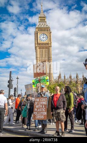 Vor Big Ben und den Houses of Parliament in Westminster, London, Großbritannien, steht ein einsamer Demonstrant, der sich gegen Plastik richtet und Plakate und Abfall hält Stockfoto