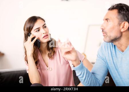 Junge Geschäftsfrau, Reden auf dem Smartphone während der Konferenz Stockfoto