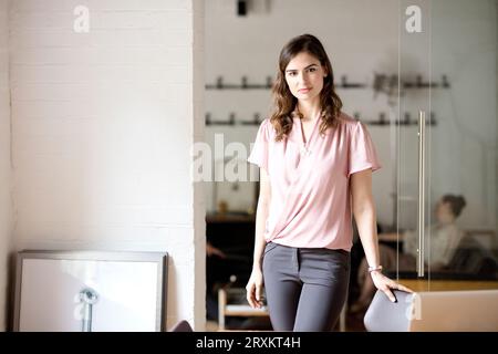 Porträt der jungen Unternehmerin im Büro Stockfoto